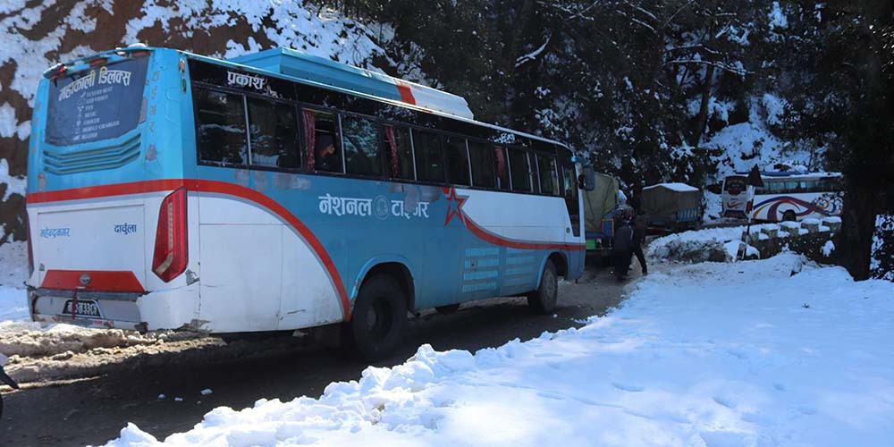 हिमपातले अबरुद्ध भीमदत्त राजमार्ग  सुचारू भएपछि गन्तव्य तिर जाँदै यातायात साधन  (फोटो फिचर)